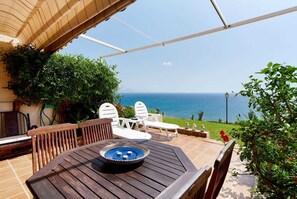 Outdoor dining - WHERE THE SUN AND THE SEA LIVE / AMAZING VIEW OF 180º OVER THE SEA (Monte Faro)