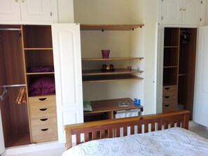 2 bedrooms, desk, iron/ironing board, WiFi