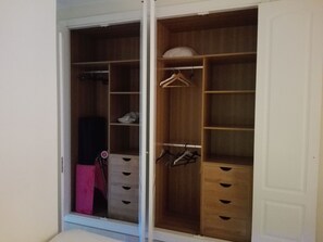 2 dormitorios, escritorio, tabla de planchar con plancha y wifi