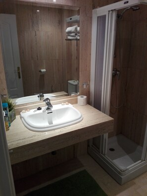 Duschwanne, kostenlose Toilettenartikel, Haartrockner, Bidet