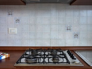 Refrigerador, horno, parrilla de estufa y utensilios de cocina 