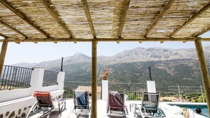 A terrace with a view of mountains, outdoor seating, and a pool. - The best terrace of the Serranía de Ronda, Emerald Pool: Casa Martijín (Jimera de Líbar)
