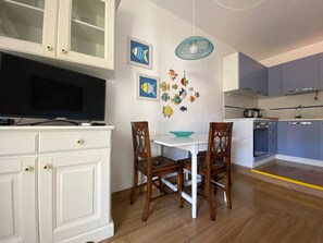 Réfrigérateur, four, plaque de cuisson, cafetière/bouilloire
