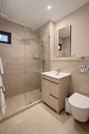 Shower, rainfall showerhead, hair dryer, towels - Open for 2026 🇵🇹
3 Bed Vale do Lobo- sleeps 6
5 min beach 20 min Faro Airport 🏖️ (Almancil)