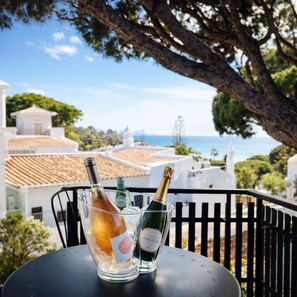 Outdoor dining - Open for 2026 🇵🇹
3 Bed Vale do Lobo- sleeps 6
5 min beach 20 min Faro Airport 🏖️ (Almancil)