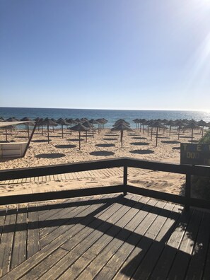 Chaises longues, serviettes de plage