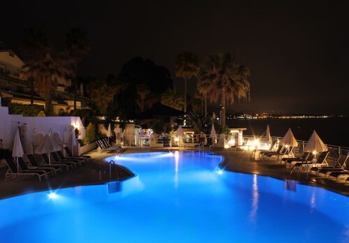 Dominion Beach 1. kerroksen sovellus. puutarhassa 6 ihmistä suoraan meren rannalla ja uima-allas 