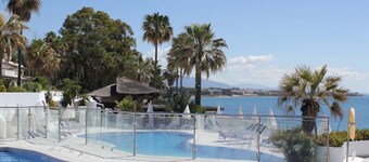 Dominion Beach Ground floor app. with garden 6 people directly by the sea and swimming pool 