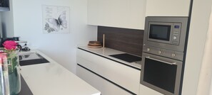 Refrigerador, microondas, horno y parrilla de estufa 