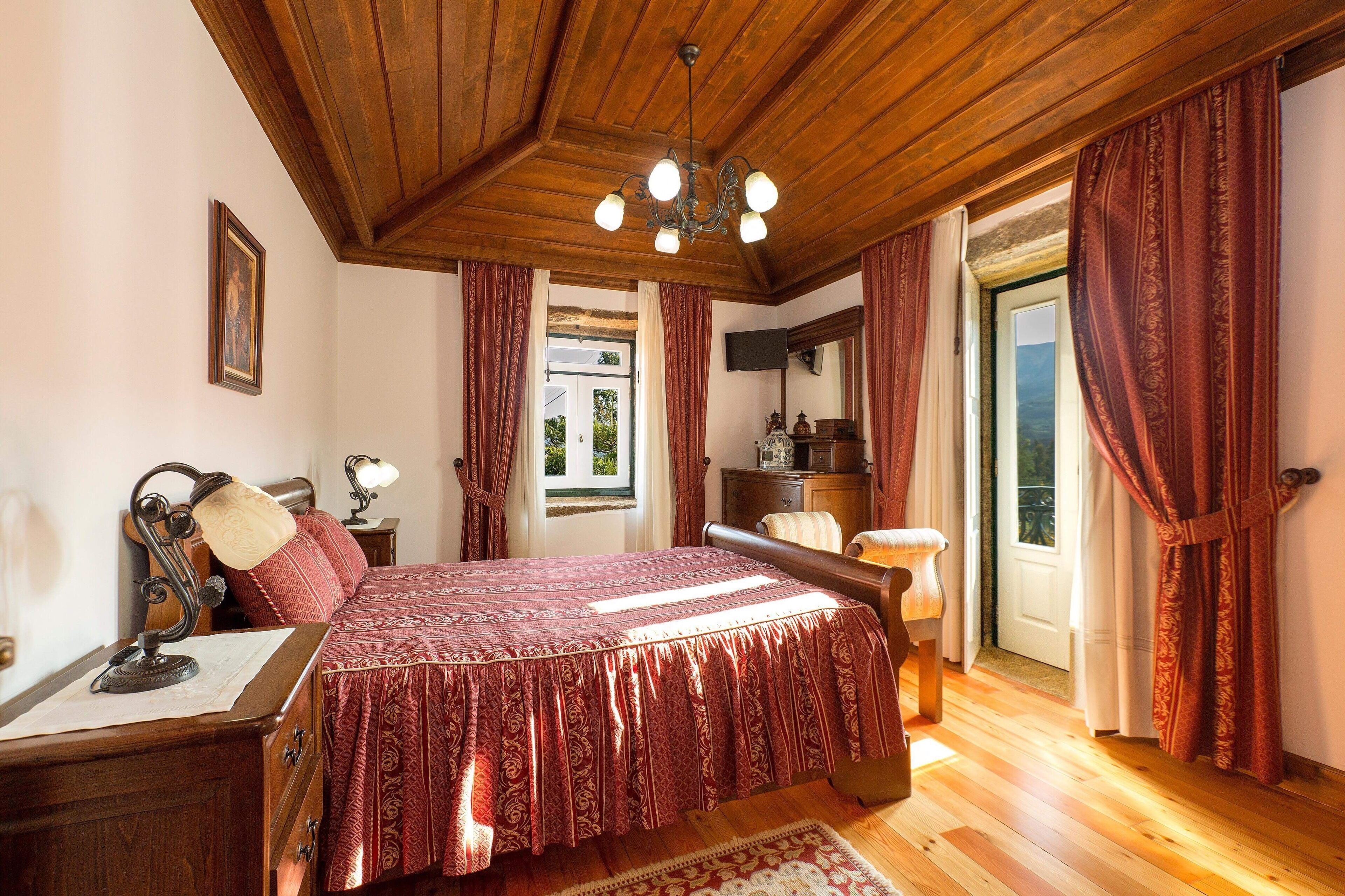 6 slaapkamers, een strijkplank/strijkijzer, internet, beddengoed