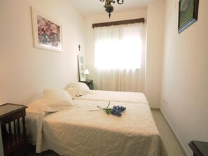 2 makuuhuonetta, silitysrauta/-lauta