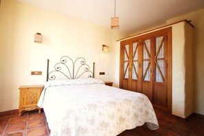3 bedrooms, iron/ironing board, free WiFi, bed sheets