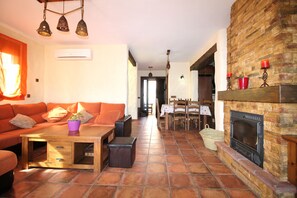 TV, fireplace