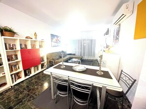 Una Smart TV, libros, una biblioteca de música, un reproductor estéreo