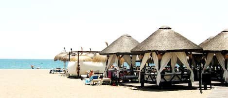 Plage à proximité, chaise longue, serviettes de plage