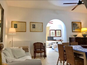 Una Smart TV, una chimenea, un reproductor de DVD, libros