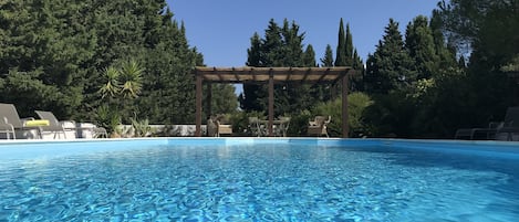 Una piscina al aire libre