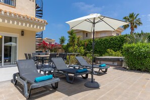 Outdoor dining - €75k total internal refurb June 2025! 
1st class 3 kingsize bedroom villa! (Orihuela)