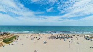 Beach nearby, beach towels - €75k total internal refurb June 2025! 
1st class 3 kingsize bedroom villa! (Orihuela)