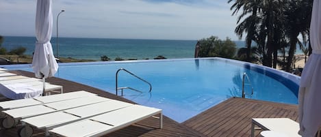 Een buitenzwembad en een verwarmd zwembad