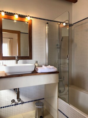 Ensemble douche/baignoire, sèche-cheveux, bidet, serviettes fournies