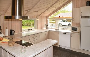 Geladeira, micro-ondas, cooktop, lava-louças