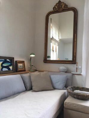 A cozy living room with a sofa, a large mirror, and a lamp. - Living on clouds in the great expanse of southern Morvan (Saint-Didier-sur-Arroux)