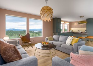Smart TV, fireplace, DVD player, ping pong - Farm vacation by the fjord near Bergen (Lindås)