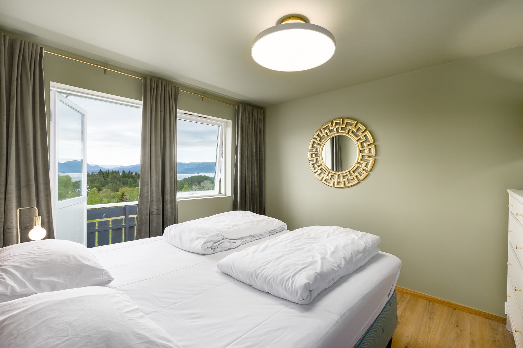 6 Schlafzimmer, Schreibtisch, Reisekinderbett, kostenloses WLAN