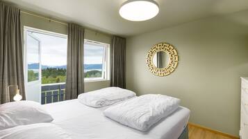 6 bedrooms, desk, travel cot, free WiFi