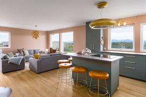 Smart-TV, peis, DVD-spiller og bordtennis