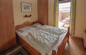 3 bedrooms, travel crib