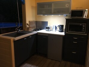 Réfrigérateur, micro-ondes, four, plaque de cuisson