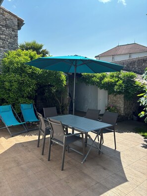Outdoor dining - 70m2 loft for 5 people with heated pool, village center (Sainte-Marie-De-Ré)