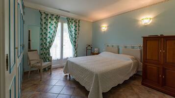 3 bedrooms, iron/ironing board, travel crib, free WiFi