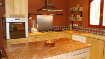 Een koelkast, een oven, een kookplaat, een vaatwasser