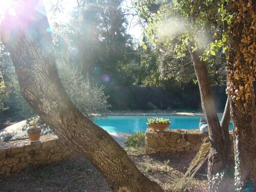 maison écologique  6 personnes avec terrasses et grande piscine privée.