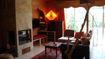 Televisie, een open haard en een stereo