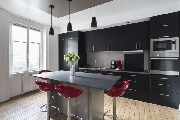 Réfrigérateur, micro-ondes, four, plaque de cuisson