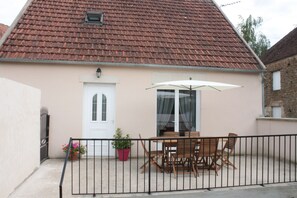 Outdoor dining - 5-person house (ideal for families): above-ground pool installation in 2022 (Forléans)