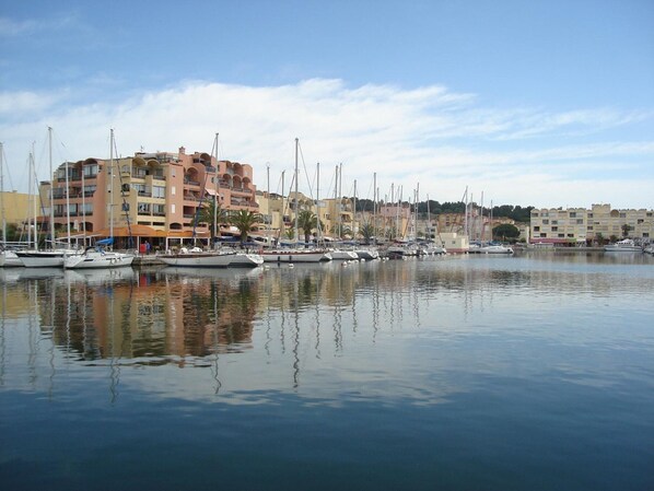 Marina - Studio cabin with pool, sleeps 4, Gruissan (Gruissan)