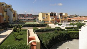 A residential complex with multiple apartment buildings, a tennis court, and well-maintained greenery. - Studio cabin with pool, sleeps 4, Gruissan (Gruissan)