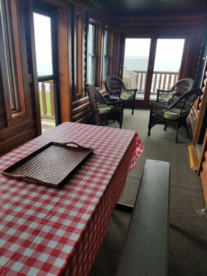 Dining - Straits of Mackinaw log Cabin. Spectacular views of Mackinac Island! Kayaks incl (Cheboygan)