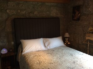 2 bedrooms, iron/ironing board, bed sheets