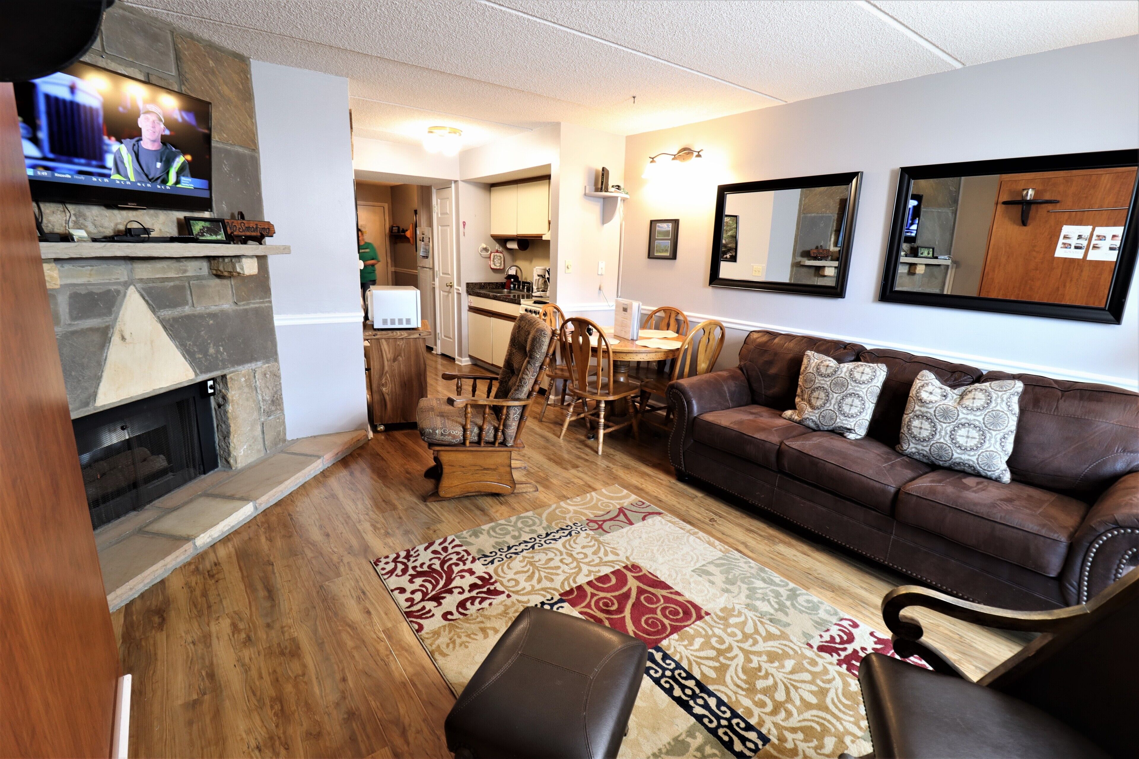 Downtown condo, WIFI, POOL, 3 min walk to Downtown Gatlinburg 