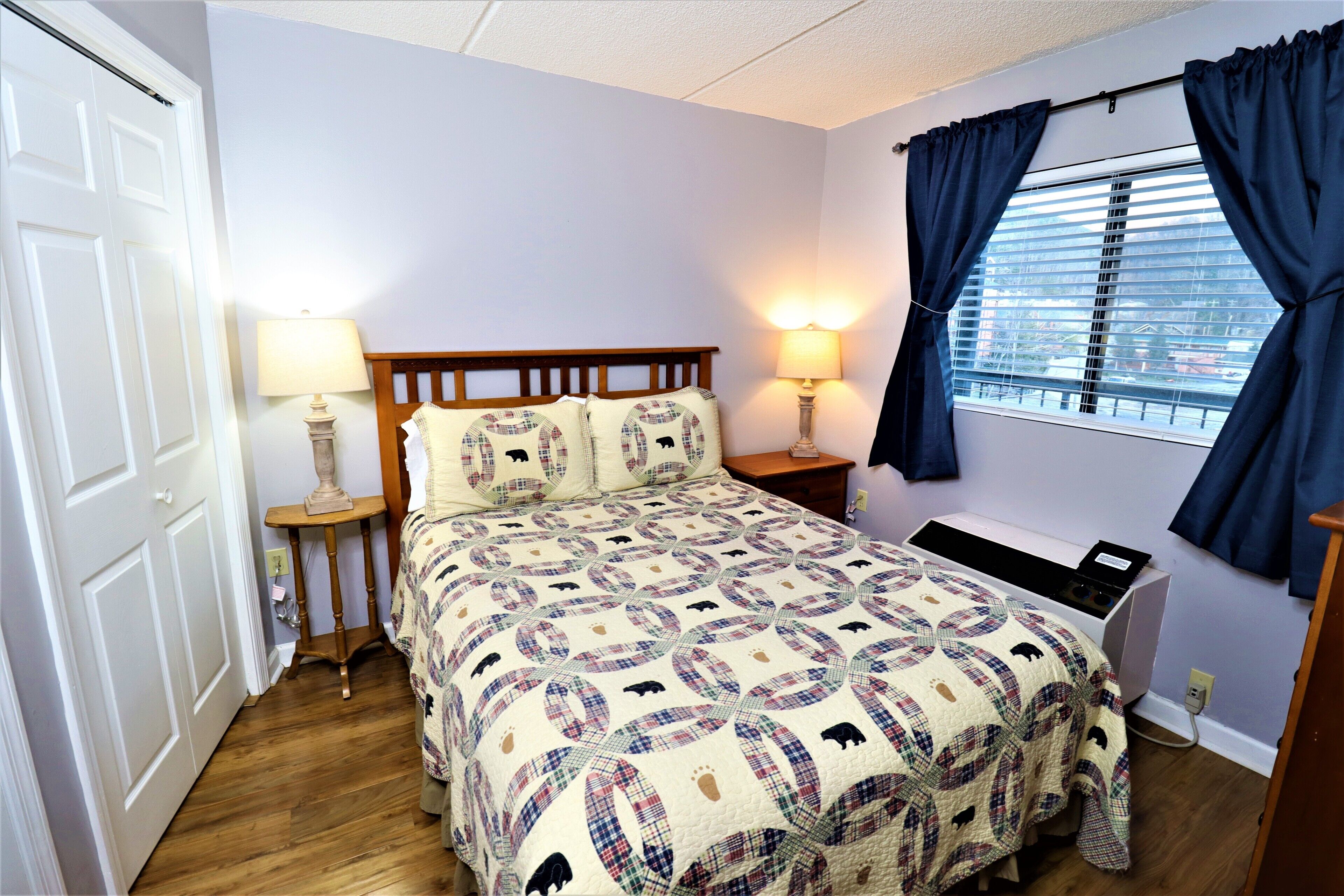 Downtown condo, WIFI, POOL, 3 min walk to Downtown Gatlinburg 