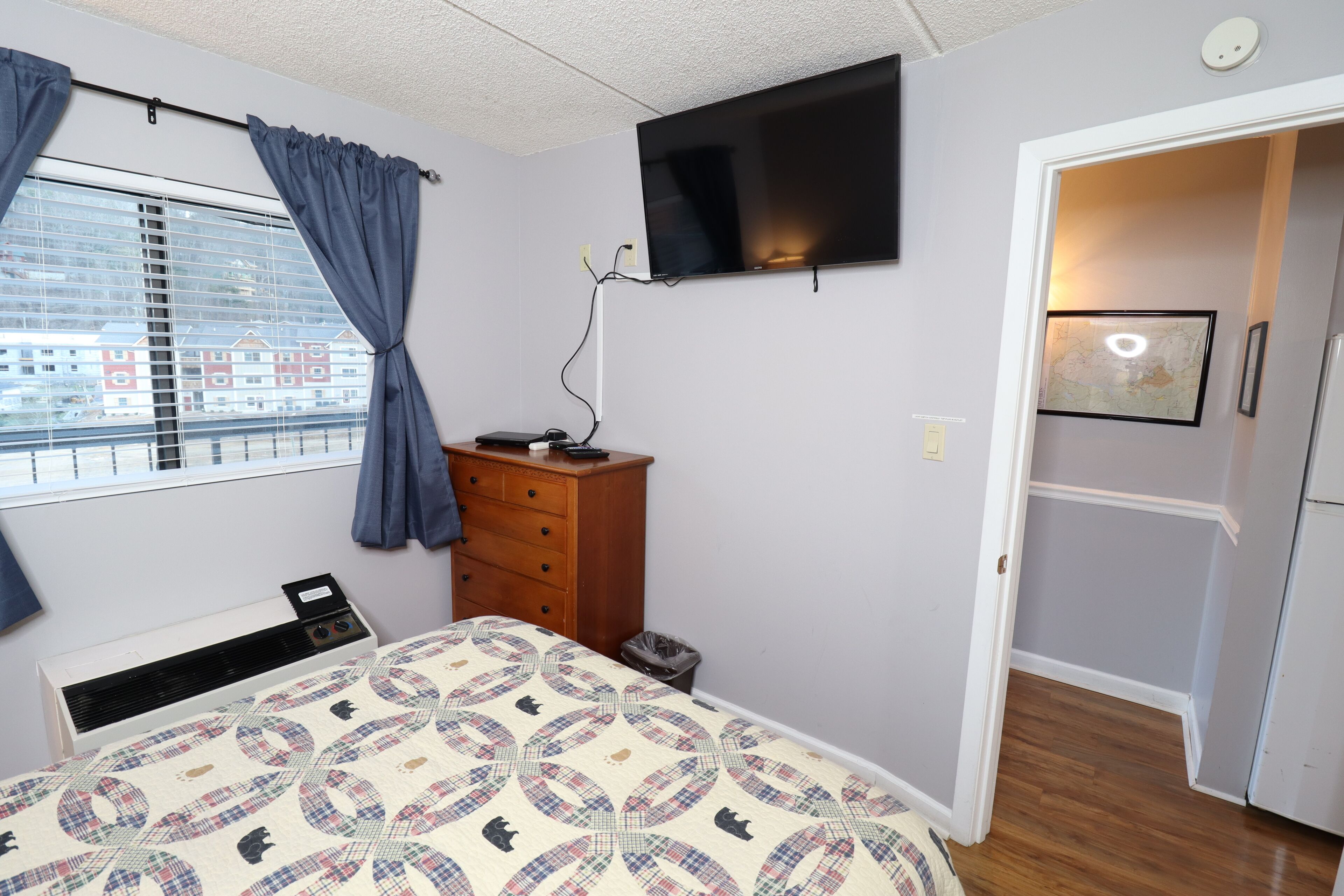 Downtown condo, WIFI, POOL, 3 min walk to Downtown Gatlinburg 