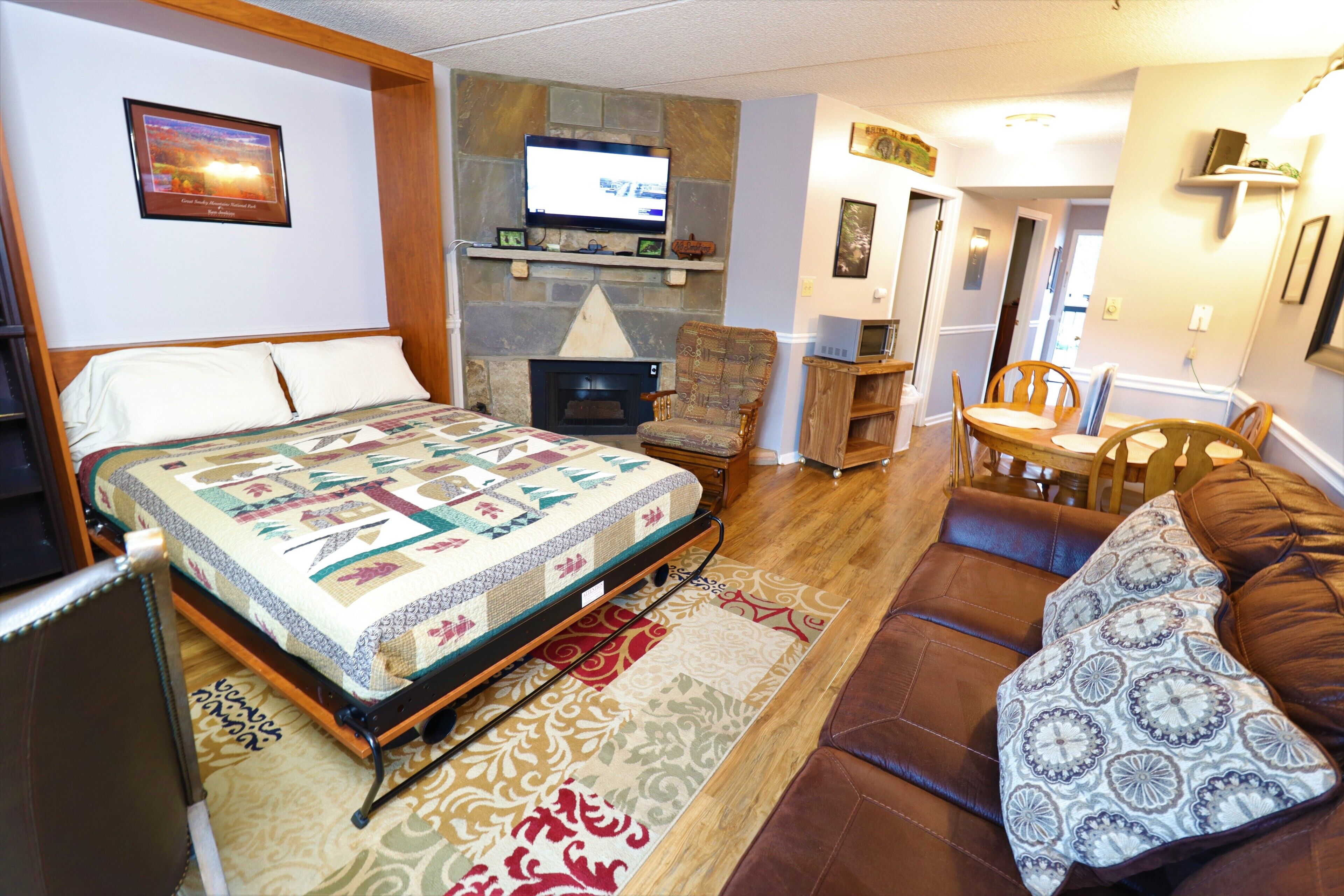 Downtown condo, WIFI, POOL, 3 min walk to Downtown Gatlinburg 