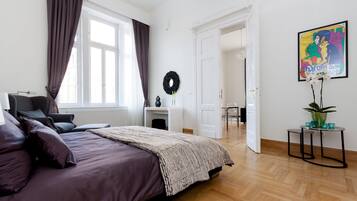 3 Schlafzimmer, Schreibtisch, Bügeleisen/Bügelbrett, Reisekinderbett