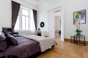 3 عدّة غرف نوم ومكتب ومكواة/لوح كي وسرير سفر